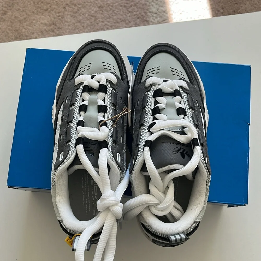 🖤🖤🖤Adidas originals nwt. Never worn fits a size 8 perfectly - Picture 3 of 6